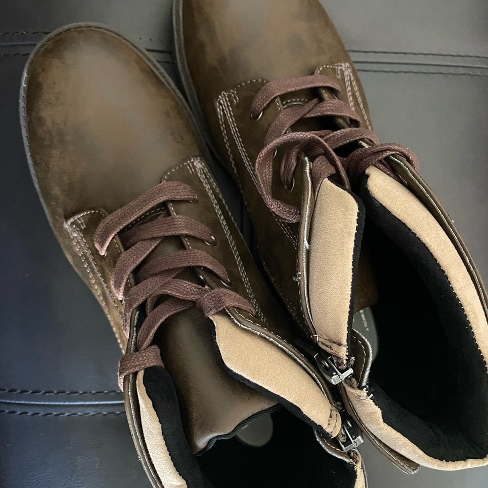 Boys Kenneth Cole Brown Leather Boots, size 7.